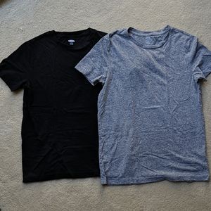 2 t-shirts (one gray, one black)